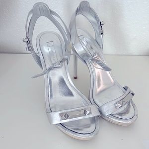 BCBGMAXAZRIA heels size 8 silver 5 inch heel